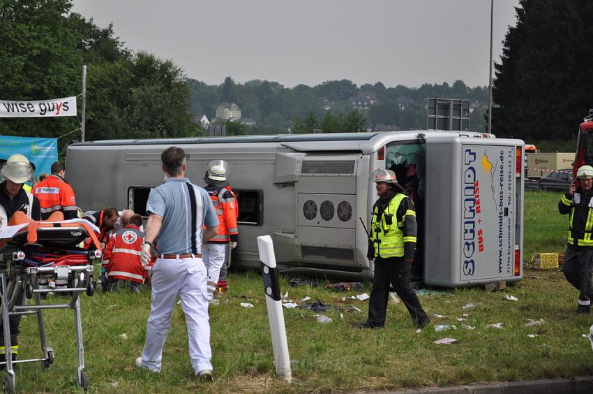 Schwerer Unfall mit Reisebus Lohmar Donrather Dreieck P445.JPG